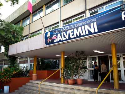 Il pi� recente tra i licei scientifici baresi nacque nel 1970 inizialmente senza un vero nome: veniva infatti chiamato �III Liceo Scientifico� poich� successivo allo Scacchi e al Fermi. In seguito fu poi dedicato allo storico meridionalista Gaetano Salvemini